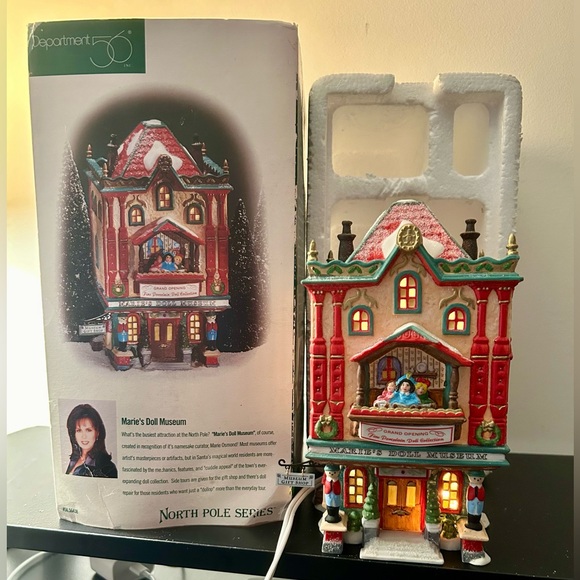 “Marie’s Doll Museum” lighted Christmas building from Department 56. Open box. - Picture 1 of 5